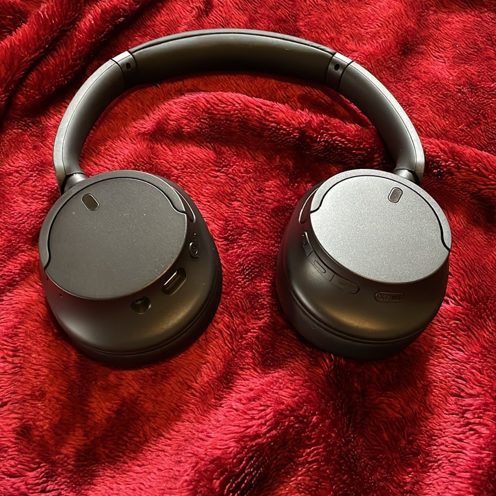 Sony Brand New In Box WH-CH720N Noise Canceling Bluetooth Headsets